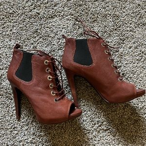 BRAND NEW Nine West Brown Laced up Bootie Size 6 (4’inch)(box not included)